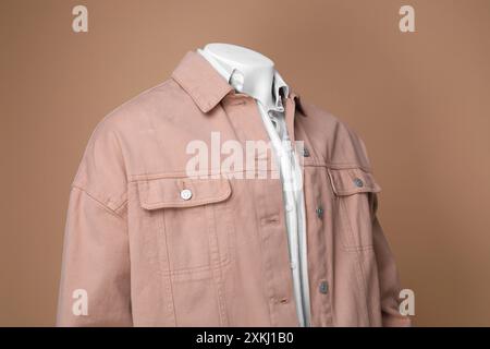 Manichino maschile con camicia bianca e giacca su sfondo beige Foto Stock