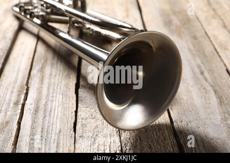 Una tromba su un tavolo di legno, primo piano. Strumento musicale Foto Stock