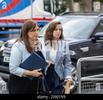 Londra, Regno Unito. 23 luglio 2024. Tzipi Hotovely, ambasciatore israeliano nel Regno Unito e famiglie di ostaggi di Hamas arrivano per un incontro presso l'Ufficio del Gabinetto, 70 Whitehall Londra Regno Unito credito: Ian Davidson/Alamy Live News Foto Stock