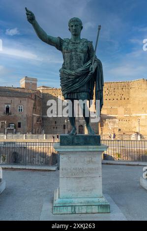 Statua in bronzo di Augusto, copia del XX secolo di un originale in marmo, fuori dal foro di Augusto, via dei fori Imperiali, Roma, Italia Foto Stock