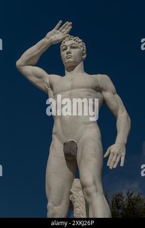 Statua di un atleta in stile neoclassico in marmo di Carrara, per celebrare le gesta fasciste. Stadio dei Marmi, Roma, Italia Foto Stock