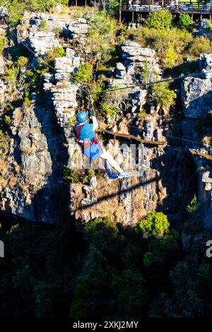 Un uomo attraversa la Graskop Gorge. Veduta della Gola di Graskop lungo la Panorama Route del Sud Africa nei Monti Drakensberg. Foto Stock