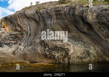 Questa accattivante fotografia mostra le formazioni rocciose uniche e intricate lungo la riva vicino a Saltstraumen, Bodø, Norvegia. Foto Stock