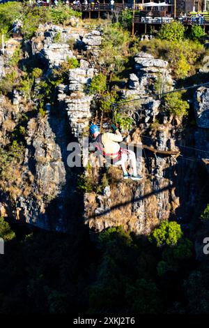 Un uomo attraversa la Graskop Gorge. Veduta della Gola di Graskop lungo la Panorama Route del Sud Africa nei Monti Drakensberg. Foto Stock