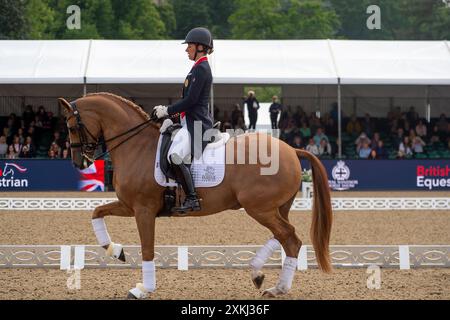 IMMAGINI DEI FILE. 23 luglio 2024. Charlotte Dujardin si è ritirata dalle Olimpiadi di Parigi. Ha rilasciato una dichiarazione in cui si afferma che "un video è emerso da quattro anni fa che mi mostra un errore di giudizio durante una sessione di coaching. Comprensibilmente, la Federazione internazionale per gli sport equestranti (FEI) sta indagando e ho preso la decisione di ritirarmi da tutte le competizioni - comprese le Olimpiadi di Parigi - mentre questo processo si svolge a Windsor, Berkshire, Regno Unito. 30 giugno 2021. L'Olympian Charlotte Dujardin partecipa a una gara di dressage al Royal Windsor Horse Show di Win Foto Stock