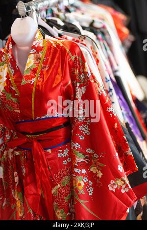 Italia, Festival Giapponese, rack di coloratissimi kimono di seta Foto Stock