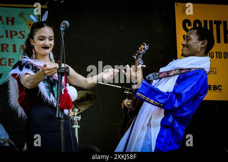 Māmā Mihirangi & The Māreikura, cultura Māori, imitazione del chitarrista sahariano dell'Etran de l'Air, Vancouver Folk Music Festival, Foto Stock