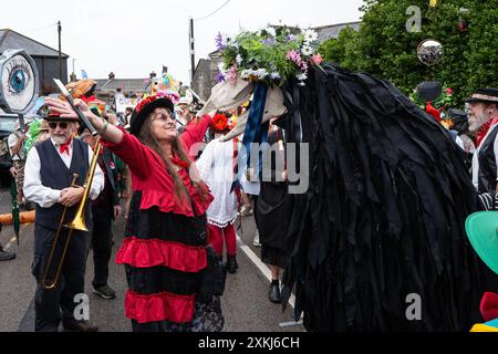 Lafrowda Day Festival Parade, percorrendo Underground St Just Penwith Cornwall Foto Stock