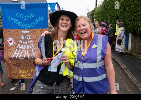 Lafrowda Day Festival Parade, percorrendo Underground St Just Penwith Cornwall Foto Stock