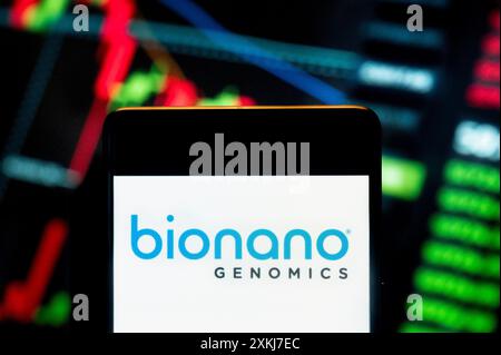 In questa illustrazione fotografica, la piattaforma per analizzare i lunghi segmenti del logo Bionano Genomics (NASDAQ: BNGO) dell'azienda biotecnologica genomica del DNA visto su uno smartphone con un grafico indice di borsa economica sullo sfondo. Foto Stock