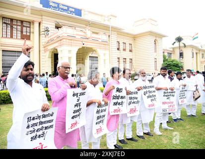 Patna, India. 23 luglio 2024. PATNA, INDIA - 23 LUGLIO 2024: I legislatori del CPI-ML manifestano durante la Monsoon Session fuori dall'Assemblea del Bihar il 23 luglio. (Foto di Santosh Kumar/Hindustan Times/Sipa USA) credito: SIPA USA/Alamy Live News Foto Stock