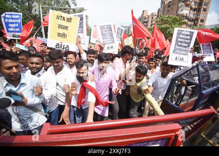 Patna, India. 23 luglio 2024. PATNA, INDIA - 23 LUGLIO: La polizia tratteneva i membri della All India Students Association (AISA) durante la loro marcia Vidhan Sabha a sostegno di varie richieste nei pressi della rotonda JP il 23 luglio 2024 a Patna, India. (Foto di Santosh Kumar/Hindustan Times/Sipa USA) credito: SIPA USA/Alamy Live News Foto Stock