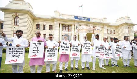 Patna, India. 23 luglio 2024. PATNA, INDIA - 23 LUGLIO 2024: I legislatori del CPI-ML manifestano durante la Monsoon Session fuori dall'Assemblea del Bihar il 23 luglio. (Foto di Santosh Kumar/Hindustan Times/Sipa USA) credito: SIPA USA/Alamy Live News Foto Stock