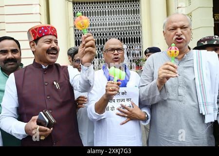 Patna, India. 23 luglio 2024. PATNA, INDIA - 23 LUGLIO: I legislatori della RJD e del Congresso manifestano durante la Monsoon Session Oside of Bihar Assembly il 23 luglio 2024 a Patna, India. (Foto di Santosh Kumar/Hindustan Times/Sipa USA) credito: SIPA USA/Alamy Live News Foto Stock