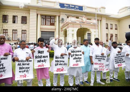 Patna, India. 23 luglio 2024. PATNA, INDIA - 23 LUGLIO 2024: I legislatori del CPI-ML manifestano durante la Monsoon Session fuori dall'Assemblea del Bihar il 23 luglio. (Foto di Santosh Kumar/Hindustan Times/Sipa USA) credito: SIPA USA/Alamy Live News Foto Stock