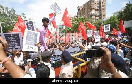 Patna, India. 23 luglio 2024. PATNA, INDIA - 23 LUGLIO: La polizia tratteneva i membri della All India Students Association (AISA) durante la loro marcia Vidhan Sabha a sostegno di varie richieste nei pressi della rotonda JP il 23 luglio 2024 a Patna, India. (Foto di Santosh Kumar/Hindustan Times/Sipa USA) credito: SIPA USA/Alamy Live News Foto Stock