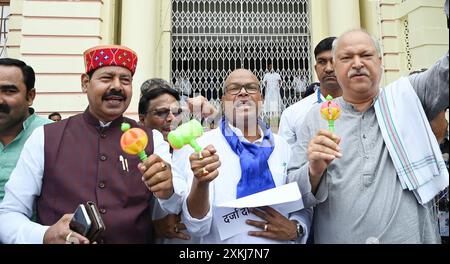 Patna, India. 23 luglio 2024. PATNA, INDIA - 23 LUGLIO: I legislatori della RJD e del Congresso manifestano durante la Monsoon Session Oside of Bihar Assembly il 23 luglio 2024 a Patna, India. (Foto di Santosh Kumar/Hindustan Times/Sipa USA) credito: SIPA USA/Alamy Live News Foto Stock