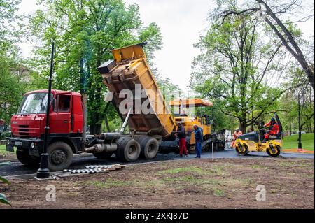 Lavori stradali nel parco cittadino. Lavori stradali nel parco cittadino con vecchie attrezzature in stile sovietico. Sofia, Bulgaria. Sofia Ulitsa Oborishte Sofia Oblast Bulgaria Copyright: XGuidoxKoppesxPhotox Foto Stock