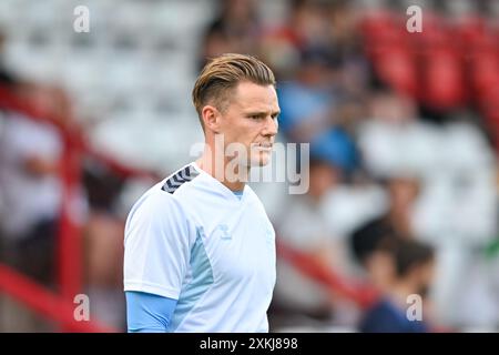 Il portiere Ben Wilson (13 Coventry City) si scalda durante l'amichevole di pre-stagione tra Stevenage e Coventry City al Lamex Stadium di Stevenage martedì 23 luglio 2024. (Foto: Kevin Hodgson | mi News) crediti: MI News & Sport /Alamy Live News Foto Stock