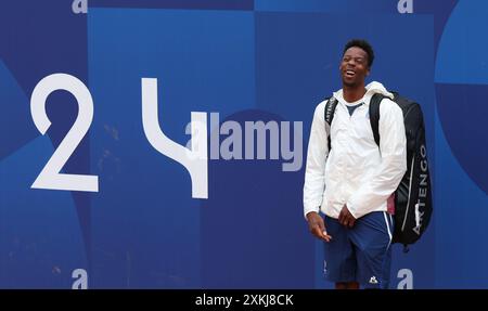 Parigi, Francia. 23 luglio 2024. Il tennista francese Gael Monfils arriva per una sessione di allenamento allo Stade de Roland Garros di Parigi, in Francia, 23 luglio 2024. Le gare di tennis di Parigi 2024 si svolgeranno al Roland Garros dal 27 luglio al 4 agosto. Crediti: Gao Jing/Xinhua/Alamy Live News Foto Stock