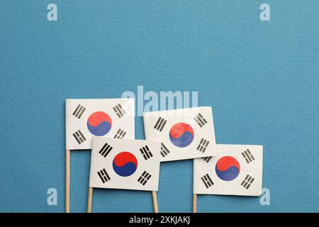 Bandierine di carta piccole della Corea del Sud su sfondo azzurro, vista dall'alto Foto Stock