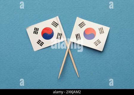 Bandierine di carta piccole della Corea del Sud su sfondo azzurro, vista dall'alto Foto Stock