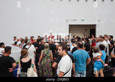 Gli sfollati delle Vele di Scampia occupano l'Università di Medicina di Scampia per protesta 07/23/2024 Napoli, questo pomeriggio gli sfollati delle vele dopo il crollo e le vittime hanno occupato l'università medica del quartiere Scampia di Napoli per protestare contro le decisioni delle autorità locali, sindaco e prefetto per distribuire gli sfollati in luoghi non adatti alle famiglie. Università di Napoli Scampia Napoli italia Copyright: XFABIOxSASSOxFABIOxSASSOx 0A4A0209 Foto Stock