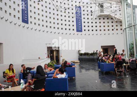 Gli sfollati delle Vele di Scampia occupano l'Università di Medicina di Scampia per protesta 07/23/2024 Napoli, questo pomeriggio gli sfollati delle vele dopo il crollo e le vittime hanno occupato l'università medica del quartiere Scampia di Napoli per protestare contro le decisioni delle autorità locali, sindaco e prefetto per distribuire gli sfollati in luoghi non adatti alle famiglie. Università di Napoli Scampia Napoli italia Copyright: XFABIOxSASSOxFABIOxSASSOx 0A4A0202 Foto Stock