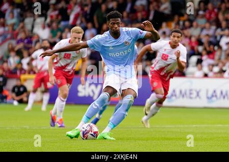 Justin Obikwu del Coventry City segna il primo gol della sua squadra dal punto di rigore durante l'amichevole di pre-stagione al Lamex Stadium, Stevenage. Data foto: Martedì 23 luglio 2024. Foto Stock