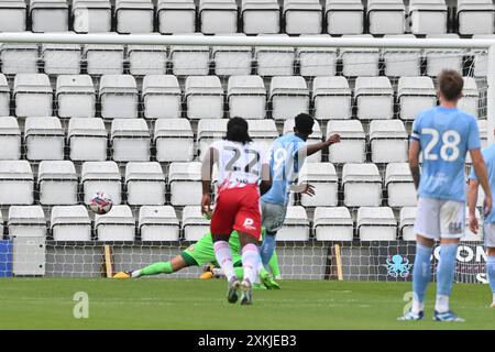 Justin OBikwu (49 Coventry City) segna dal punto di rigore 1-1 durante l'amichevole di pre-stagione tra Stevenage e Coventry City al Lamex Stadium di Stevenage martedì 23 luglio 2024. (Foto: Kevin Hodgson | mi News) crediti: MI News & Sport /Alamy Live News Foto Stock