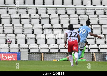 Justin OBikwu (49 Coventry City) segna dal punto di rigore 1-1 durante l'amichevole di pre-stagione tra Stevenage e Coventry City al Lamex Stadium di Stevenage martedì 23 luglio 2024. (Foto: Kevin Hodgson | mi News) crediti: MI News & Sport /Alamy Live News Foto Stock