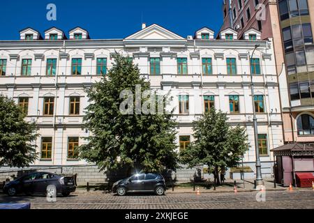 Odessa, Ucraina, 23 luglio 2024 paesaggio urbano, durante la guerra con la Russia, gli edifici di Odessa sono il bersaglio dei missili russi e la gente si trova sulla strada Foto Stock