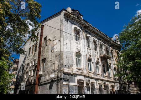 Odessa, Ucraina, 23 luglio 2024 paesaggio urbano, durante la guerra con la Russia, gli edifici di Odessa sono il bersaglio dei missili russi e la gente si trova sulla strada Foto Stock