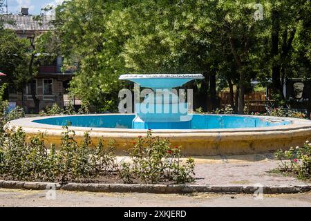 Odessa, Ucraina, 23 luglio 2024 paesaggio urbano, durante la guerra con la Russia, gli edifici di Odessa sono il bersaglio dei missili russi e la gente si trova sulla strada Foto Stock