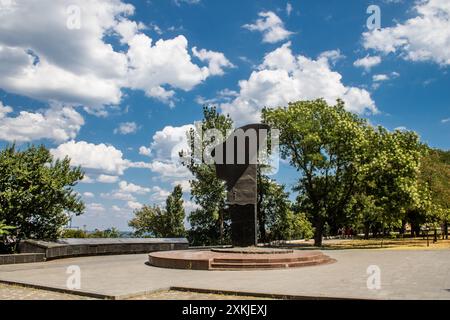 Odessa, Ucraina, 23 luglio 2024 paesaggio urbano, durante la guerra con la Russia, gli edifici di Odessa sono il bersaglio dei missili russi e la gente si trova sulla strada Foto Stock