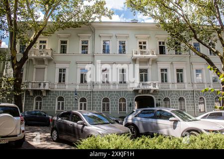 Odessa, Ucraina, 23 luglio 2024 paesaggio urbano, durante la guerra con la Russia, gli edifici di Odessa sono il bersaglio dei missili russi e la gente si trova sulla strada Foto Stock