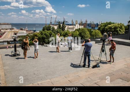 Odessa, Ucraina, 23 luglio 2024 paesaggio urbano, durante la guerra con la Russia, gli edifici di Odessa sono il bersaglio dei missili russi e la gente si trova sulla strada Foto Stock