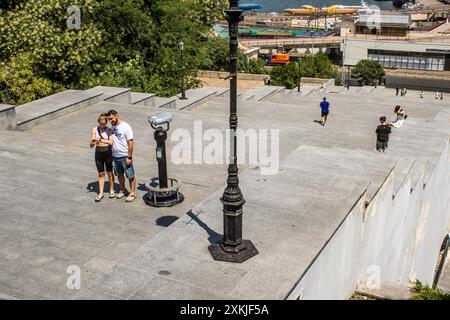 Odessa, Ucraina, 23 luglio 2024 paesaggio urbano, durante la guerra con la Russia, gli edifici di Odessa sono il bersaglio dei missili russi e la gente si trova sulla strada Foto Stock