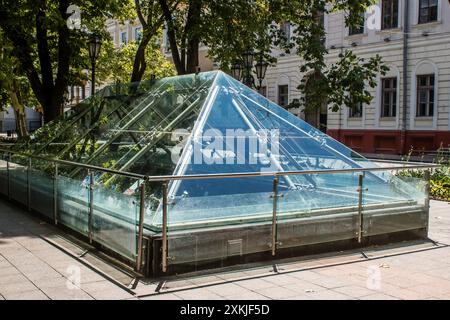 Odessa, Ucraina, 23 luglio 2024 paesaggio urbano, durante la guerra con la Russia, gli edifici di Odessa sono il bersaglio dei missili russi e la gente si trova sulla strada Foto Stock