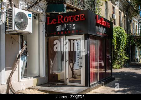 Odessa, Ucraina, 23 luglio 2024 paesaggio urbano, durante la guerra con la Russia, gli edifici di Odessa sono il bersaglio dei missili russi e la gente si trova sulla strada Foto Stock