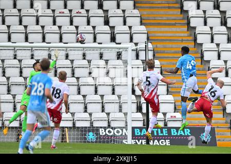 Justin OBikwu (Coventry City 49) si dirige verso il gol durante l'amichevole di pre-stagione tra Stevenage e Coventry City al Lamex Stadium di Stevenage martedì 23 luglio 2024. (Foto: Kevin Hodgson | mi News) crediti: MI News & Sport /Alamy Live News Foto Stock