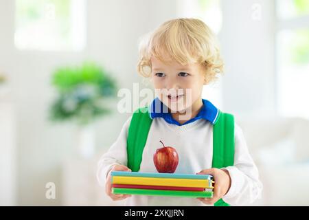 Bambino che torna a scuola. Il ragazzo si prepara per il primo giorno di scuola dopo le vacanze. Bambino in viaggio per l'asilo o l'asilo. imballaggio Foto Stock