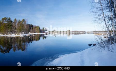 Il fiume Nokisenkoski nella soleggiata giornata invernale, Finlandia Foto Stock