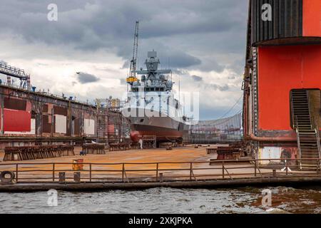 Corvetta classe Braunschweig a Blohm + Voss Dock 11, bacino galleggiante sul fiume Elba ad Amburgo, Germania Foto Stock