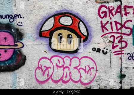 Super Mario Bros Graffiti a funghi sulla recinzione del cantiere nel quartiere St. Pauli di Amburgo, Germania Foto Stock