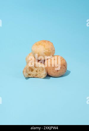 Pane al formaggio brasiliano su sfondo blu Foto Stock