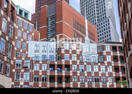 Piazza Muzenplein, zona residenziale nel centro della città vicino alla stazione centrale, Skyline, nel centro della città dell’Aia, Paesi Bassi, Foto Stock