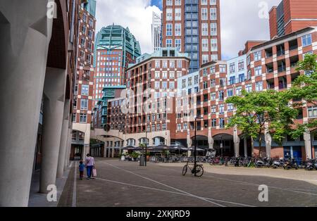 Piazza Muzenplein, zona residenziale nel centro della città vicino alla stazione centrale, Skyline, nel centro della città dell’Aia, Paesi Bassi, Foto Stock