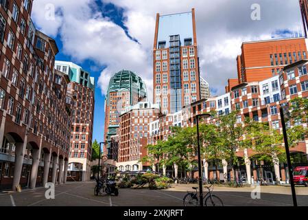 Piazza Muzenplein, zona residenziale nel centro della città vicino alla stazione centrale, Skyline, nel centro della città dell’Aia, Paesi Bassi, Foto Stock