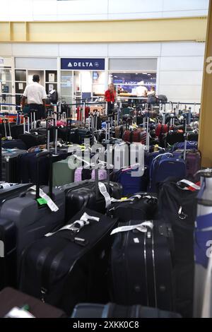 Arlington, Virginia, Stati Uniti. 23 luglio 2024. Vista del ritiro bagagli della Delta Air Lines presso l'aeroporto nazionale Ronald Reagan di Washington ad Arlington, Virginia, con oltre 1.000 bagagli per voli cancellati e ritardati, lasciando i passeggeri bloccati a causa di un massiccio crollo tecnologico il 23 luglio 2024. Crediti: Mpi34/Media Punch/Alamy Live News Foto Stock